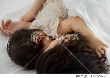 1歳の女の子を抱っこするお母さん 1歳の女の子を抱っこするお母さん 140728776