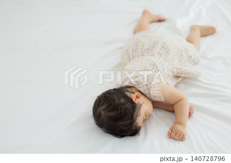 お昼寝する1歳の女の子 お昼寝する1歳の女の子 140728796