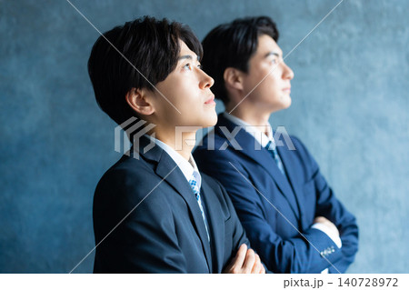 腕組みをするスーツ姿の男性 腕組みをするスーツ姿の男性 140728972