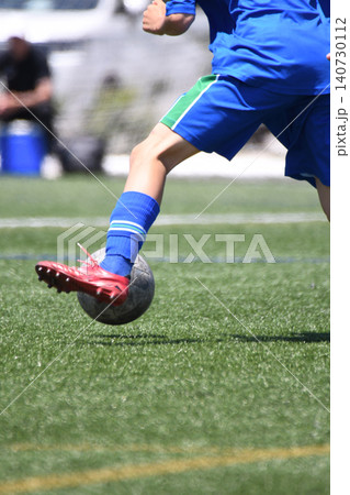 ドリブルするサッカー選手 ドリブルするサッカー選手 140730112