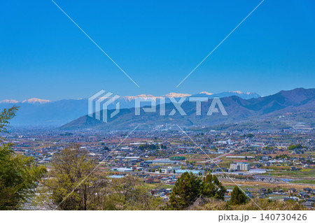 春の山梨県(甲州市,南アルプス市,甲府市,中央市,甲斐市など)と南アルプスの眺望 春の山梨県(甲州市,南アルプス市,甲府市,中央市,甲斐市など)と南アルプスの眺望 140730426
