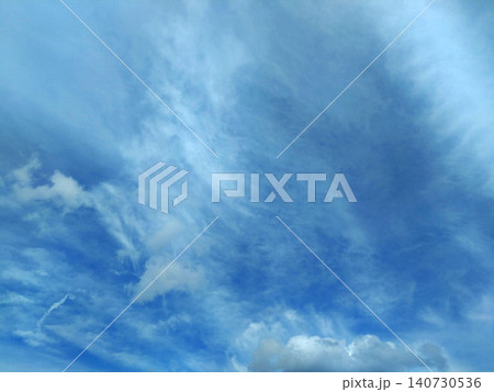 青空に広がる流麗な雲のアート 青空に広がる流麗な雲のアート 140730536