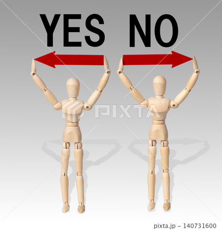 YES（はい）とNO（いいえ）の選択肢や意思決定をイメージしたデッサン人形と矢印 140731600