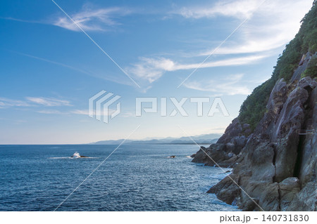 青空が広がる世界遺産・鬼ヶ城の断崖絶壁と熊野灘の絶景 青空が広がる世界遺産・鬼ヶ城の断崖絶壁と熊野灘の絶景 140731830