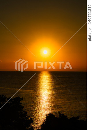 相模湾に沈む初秋の夕日 140731859