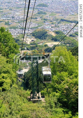 葛城山ロープウェイと眼下に広がる大和盆地 葛城山ロープウェイと眼下に広がる大和盆地 140732345