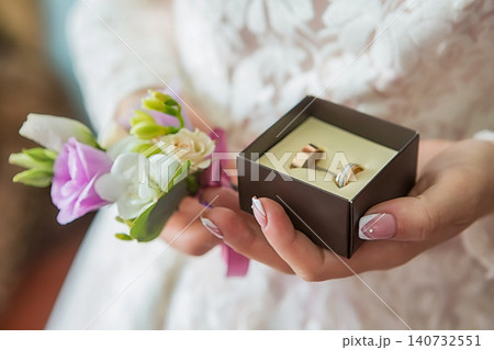 wedding rings in hand. wedding rings in the hands of the bride. wedding rings in hand. wedding rings in the hands of the bride. 140732551
