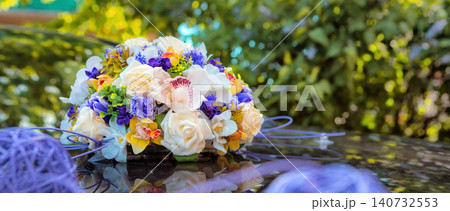 Wedding bouquet on the hood of a white retro car 140732553