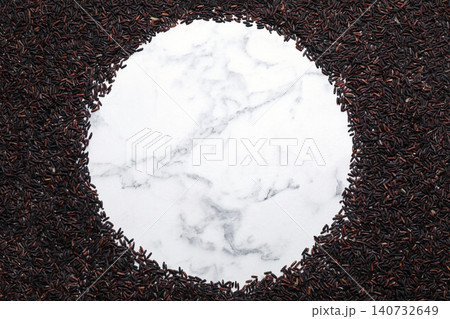 Frame made of brown rice on white marble table, top view. Space for text 140732649