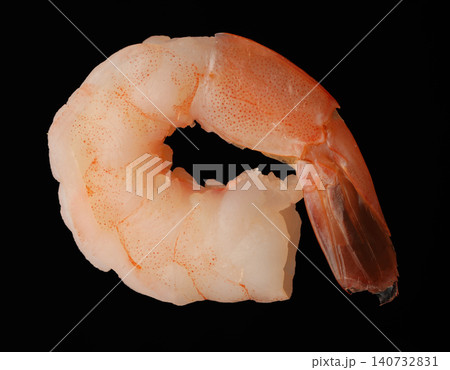 Freshly cooked delicious shrimp on black background 140732831