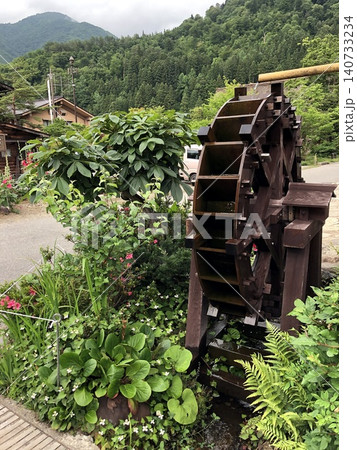 新緑の山里に佇む木製水車と美しい自然風景 新緑の山里に佇む木製水車と美しい自然風景 140733234