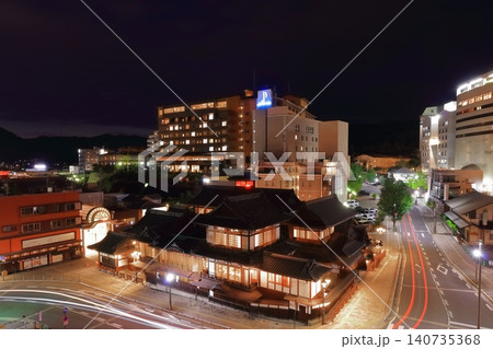 【愛媛県】リニューアルした道後温泉本館の夜景 【愛媛県】リニューアルした道後温泉本館の夜景 140735368