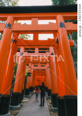 [伏見稲荷大社]京都を代表する歴史的な寺社仏閣の風景 / 千本鳥居が続く 140735504