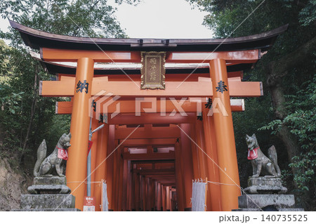 [伏見稲荷大社]京都を代表する歴史的な寺社仏閣の風景 / 千本鳥居が続く 140735525
