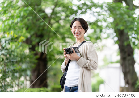 カメラを持った女性 カメラを持った女性 140737400