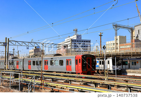 The red train approached the platform to take up passengers at Mojiko Station. The red train approached the platform to take up passengers at Mojiko Station. 140737538