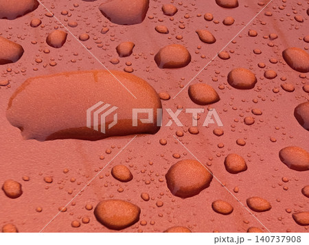 赤色の表面に輝く水滴のクローズアップ / 雨や清潔感を表現する抽象背景素材 赤色の表面に輝く水滴のクローズアップ / 雨や清潔感を表現する抽象背景素材 140737908