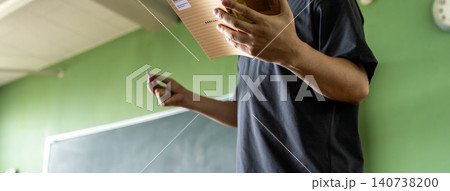 授業で資料を読む教師の手元 授業で資料を読む教師の手元 140738200