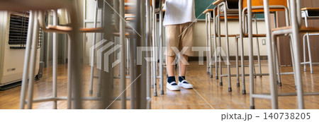 教室の机の間を歩く子供 教室の机の間を歩く子供 140738205