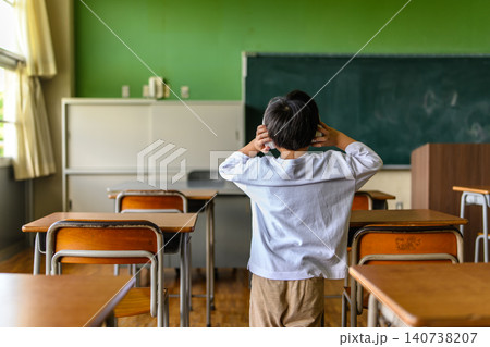 教室でヘッドホンをする小学生の男の子 教室でヘッドホンをする小学生の男の子 140738207