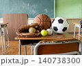 学校の机に置かれたスポーツ用具 140738300