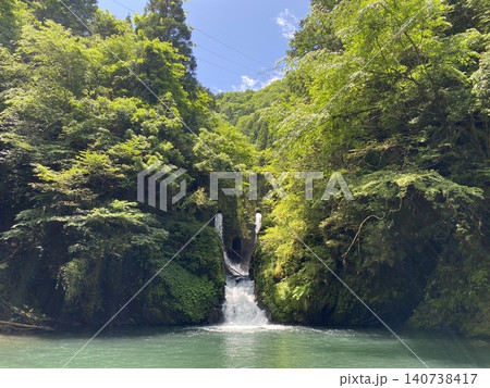 夏の青空の下に広がる新緑と灰屋の滝の風景 夏の青空の下に広がる新緑と灰屋の滝の風景 140738417