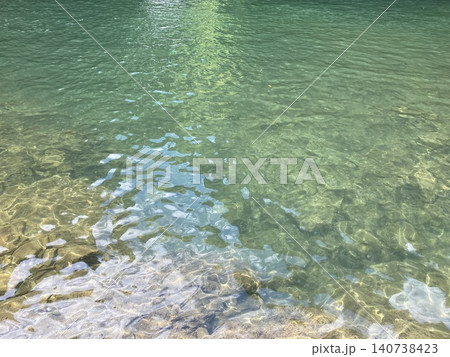 エメラルドグリーンに輝く清流の水面と光の反射 エメラルドグリーンに輝く清流の水面と光の反射 140738423
