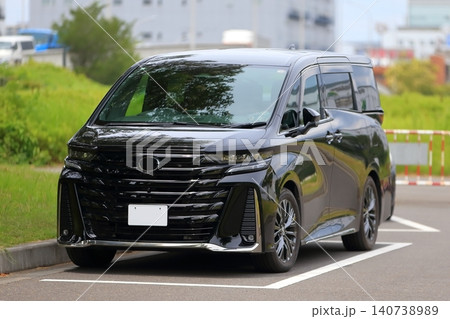 駐車中の黒い高級ミニバン 駐車中の黒い高級ミニバン 140738989