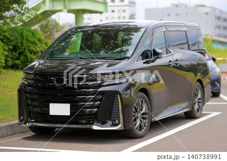 駐車中の黒い高級ミニバン 140738991