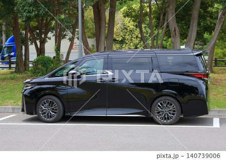 駐車中の黒い高級ミニバン 駐車中の黒い高級ミニバン 140739006