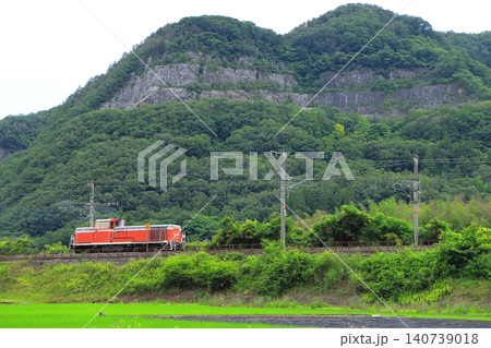 荒々しいカルスト台地の山々を背景に伯備線を走るDE10-1147号機_2026/6/18撮影 荒々しいカルスト台地の山々を背景に伯備線を走るDE10-1147号機_2026/6/18撮影 140739018
