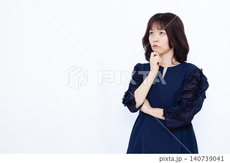 真剣に悩んでいる女性 140739041