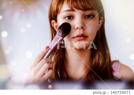 女性が化粧をする 140739071