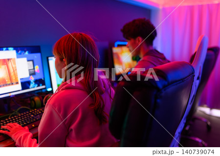 ゲームをする男女 ゲームをする男女 140739074