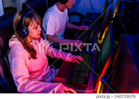 ゲーミングPCで遊ぶ男女 140739076