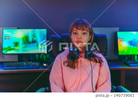 ゲーミングPCで遊ぶ女性 ゲーミングPCで遊ぶ女性 140739081