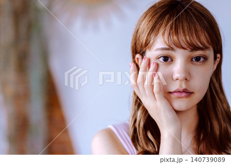 女性の顔と手 140739089