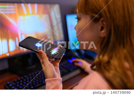 スマホで音声入力する女性 140739090