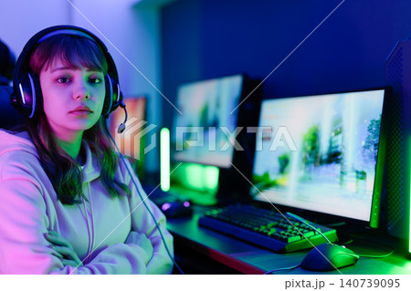 ゲーマーの女性、ヘッドセット着用 ゲーマーの女性、ヘッドセット着用 140739095