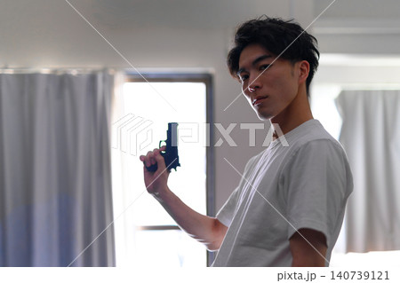 銃を持つ若い男性 140739121