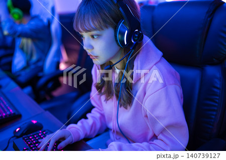 真剣な表情でゲームをする女性 真剣な表情でゲームをする女性 140739127