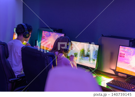ゲーマーがゲームに集中 ゲーマーがゲームに集中 140739145