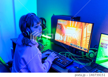 ゲーミングPCで遊ぶ女性ゲーマーの横顔 ゲーミングPCで遊ぶ女性ゲーマーの横顔 140739151