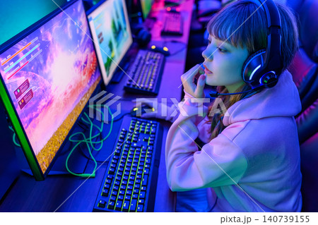 ゲーム画面に集中する女性ゲーマー 140739155