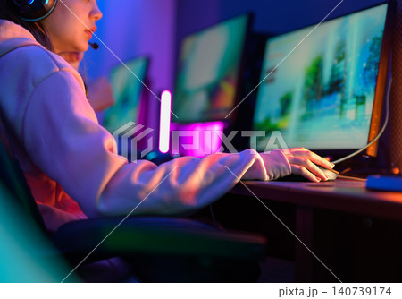 ゲーミングPCで遊ぶ女性 ゲーミングPCで遊ぶ女性 140739174