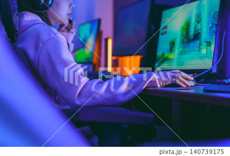 ゲーマーがPCを操作 ゲーマーがPCを操作 140739175