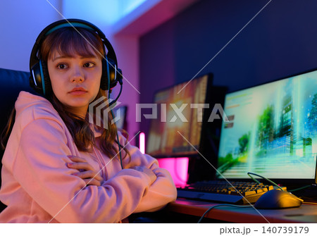 ゲーミングPCで遊ぶ女性 ゲーミングPCで遊ぶ女性 140739179