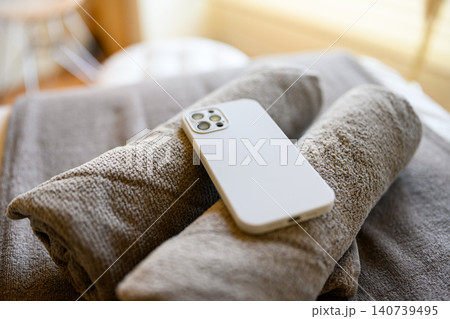 タオルに置かれた白いスマートフォン タオルに置かれた白いスマートフォン 140739495