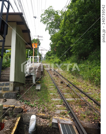 天へと昇る鉄路の向こうに山頂を仰ぐ。初夏の新緑に包まれた生駒ケーブル『梅屋敷駅』 天へと昇る鉄路の向こうに山頂を仰ぐ。初夏の新緑に包まれた生駒ケーブル『梅屋敷駅』 140739542