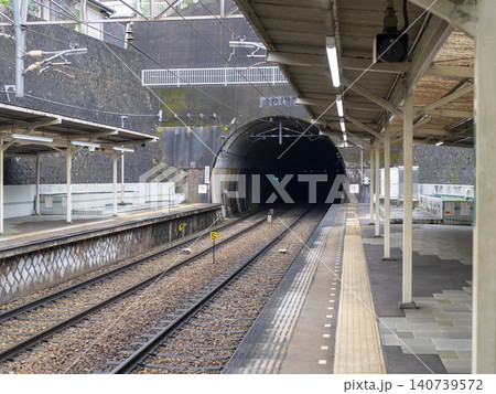トンネルと隣接した能勢電鉄畦野駅 トンネルと隣接した能勢電鉄畦野駅 140739572